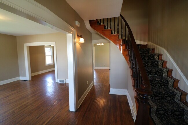 Building Photo - 1319 E 12th St