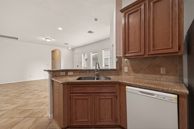 Building Photo - 14927 Tuttle Point Dr