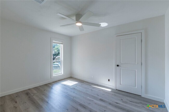 Building Photo - 4013 Valley View Dr