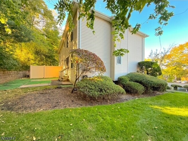 Building Photo - 8 Magnolia Ct