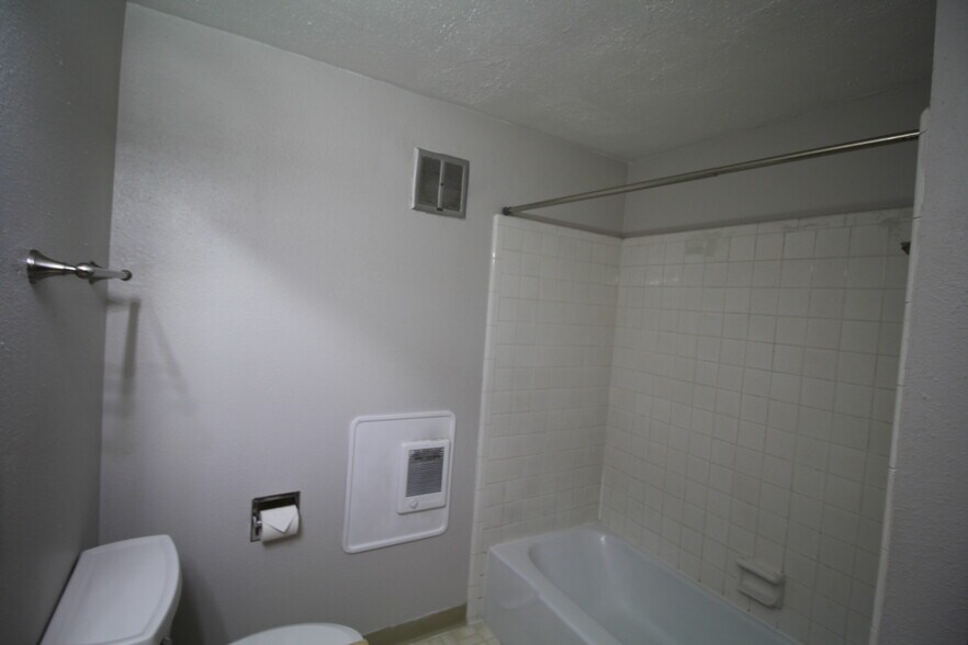 Tiled tub/shower combo - 4614 Lower Dr