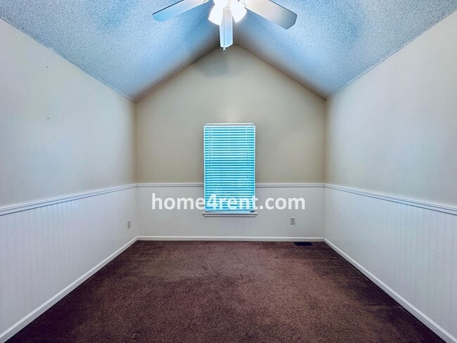 Building Photo - Four Bedroom Olathe Home in a Quiet Neighb...