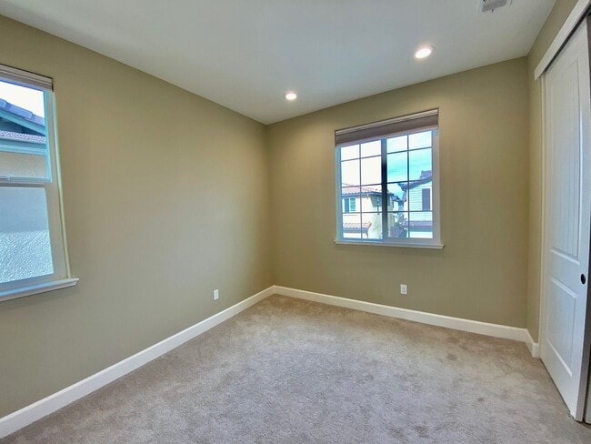 Building Photo - SPACIOUS 3 BED, 2.5 BATHS, 2 CAR GARAGE WITH LARGE BACKYARD ON A CUL-DE-SAC
