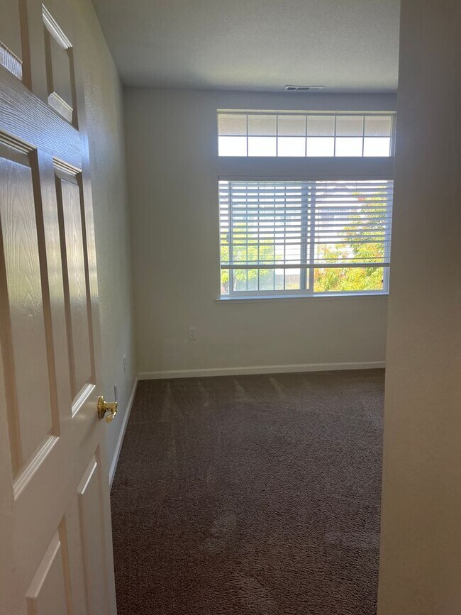 Building Photo - 3 bedroom 2.5 bath town home with large bo...