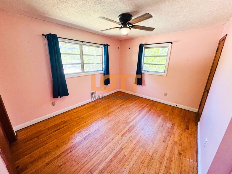 Building Photo - 214 Hunts Bridge Rd