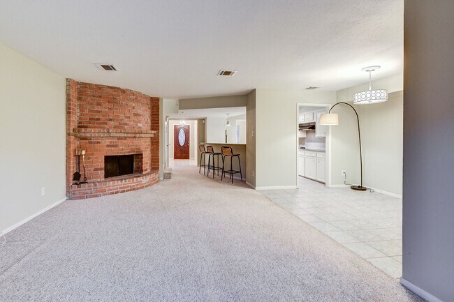 Building Photo - Charming 3-Bedroom Townhome in Prime Memor...