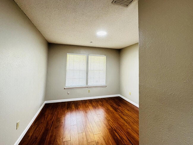 Building Photo - 2 bed, 2 bath, 2 Car Garage, 1-story