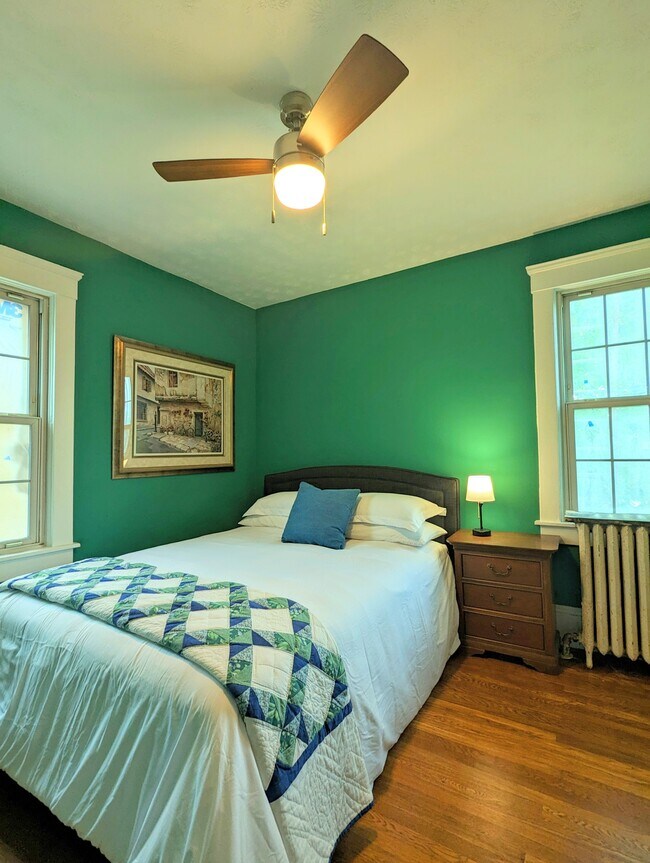 3rd bedroom with queen bed - 7216 W Clinton Ave