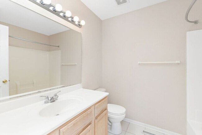 Building Photo - Renovated Spacious Townhomes