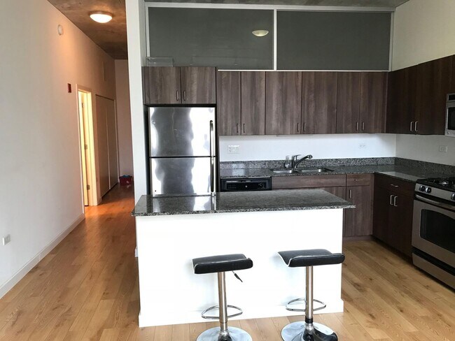 Building Photo - High floor 2b2b unit right by Westloop