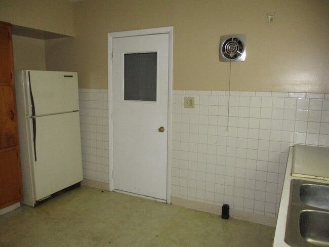 Building Photo - 2 BEDROOM HOME!