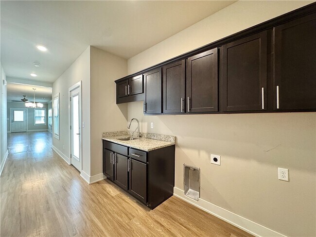 Building Photo - 707 NE Hts Ln