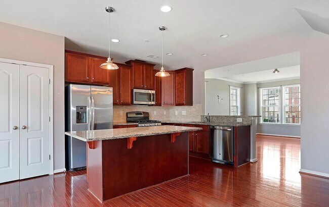 Building Photo - 3 Level END UNIT townhouse in Market Squar...