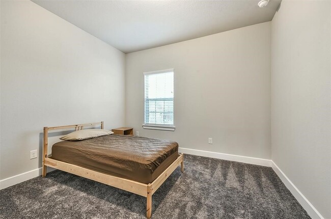 Building Photo - 16526 Whiteoak Canyon Dr