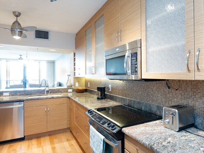 Building Photo - One of Longboat Key’s premier waterfront c...
