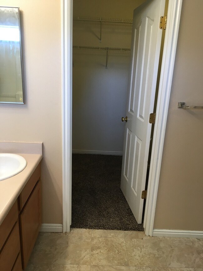 Building Photo - 3 bedroom 2 1/2 bath townhome
