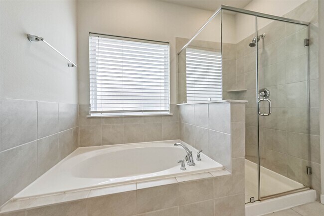 Building Photo - 8515 Lake Groove Ln