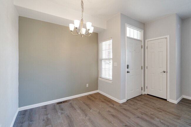 Building Photo - Stunning 2 Bedroom 2 Bathroom condo In Aurora with a garage!