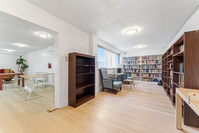 Rooftop library can be used for your enjoyment! - 4515 Willard Ave