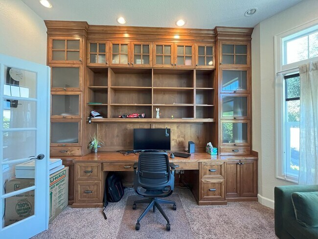 Building Photo - Elegant 4-Bedroom Luxury Home with Panoram...
