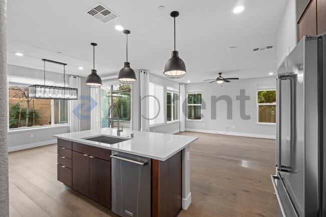 Building Photo - 285 Bear Creek Dr