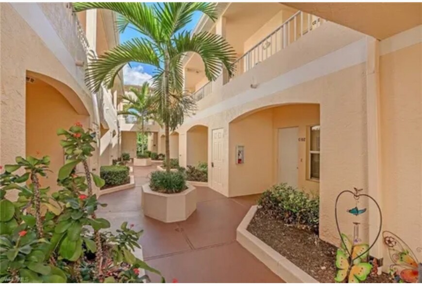 Courtyard - 1096 Woodshire Ln