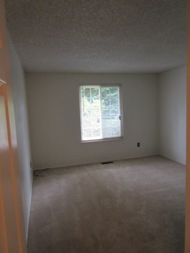 Building Photo - 2-Bedroom Rambler in Central Kitsap