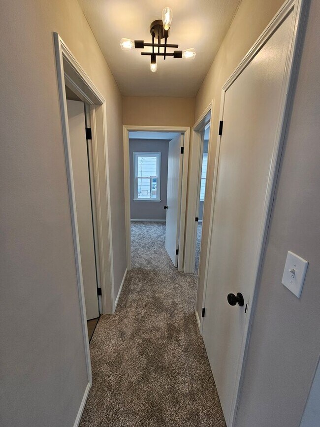 Building Photo - Beautiful Parma Heights 3 Bedroom