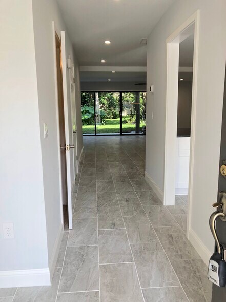 Building Photo - 7940 Los Robles Ct