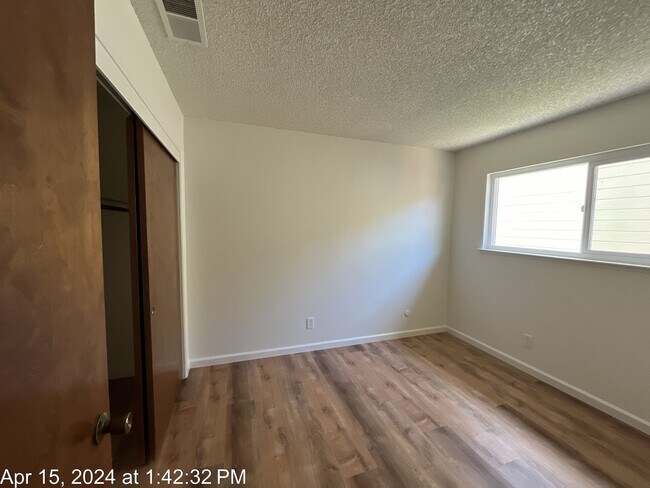 Building Photo - Refreshed Unit