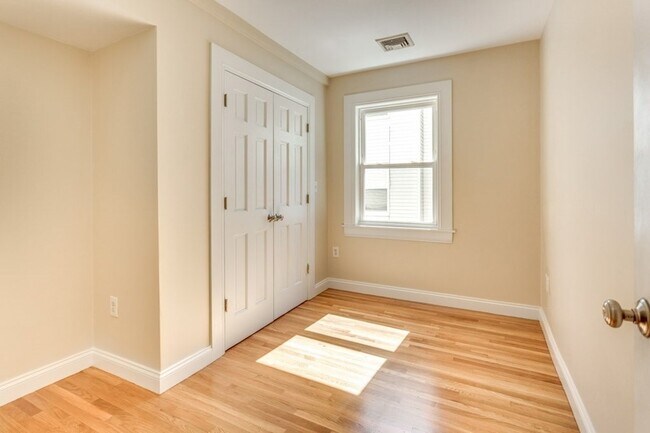 Building Photo - 51 Colonial Ave