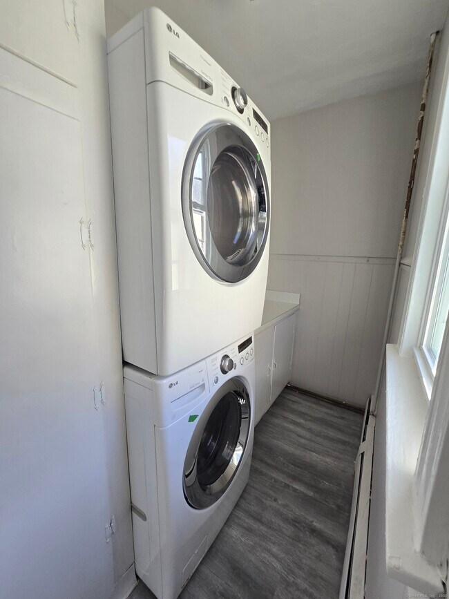 Building Photo - 465 Burritt St