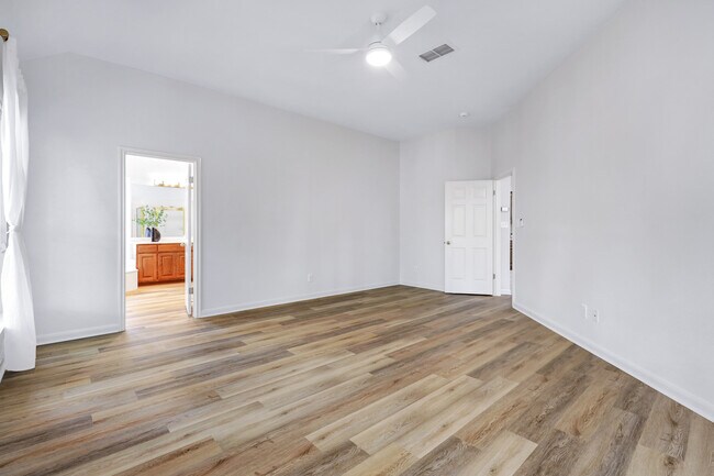 Building Photo - 26 Silverhorn Dr