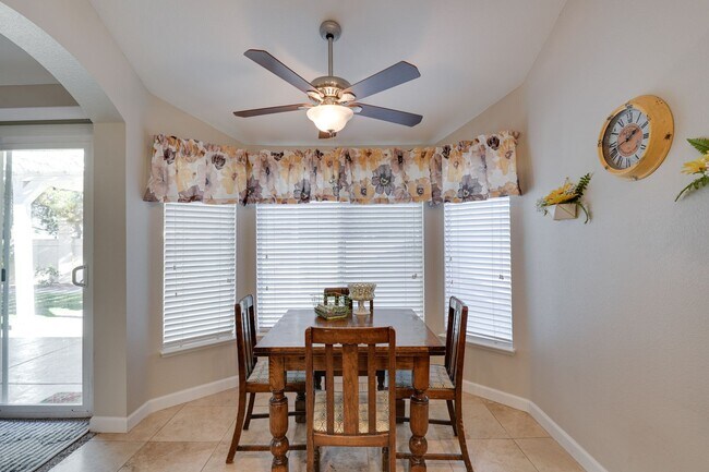 Building Photo - Beautiful Single Story Home !