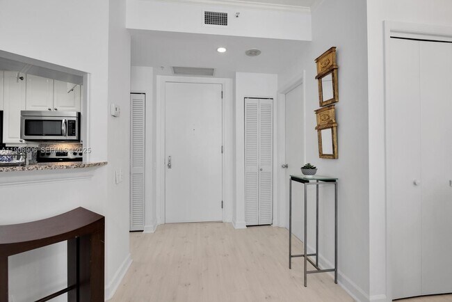 Building Photo - 888 Brickell Key Dr