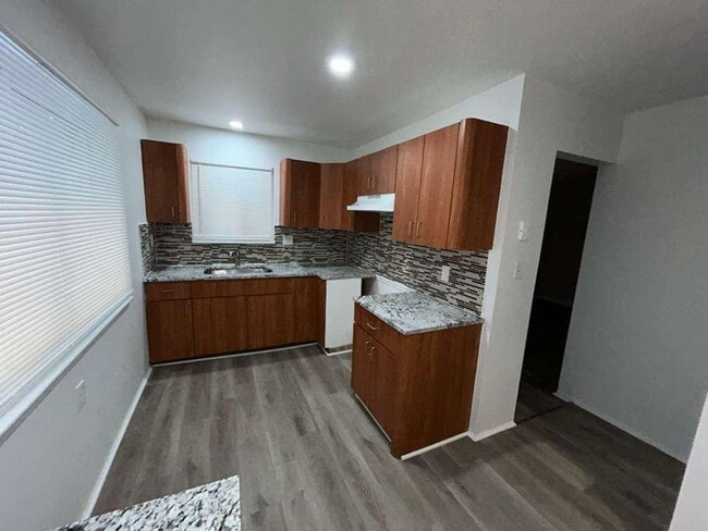 Building Photo - Colonial Ready For You