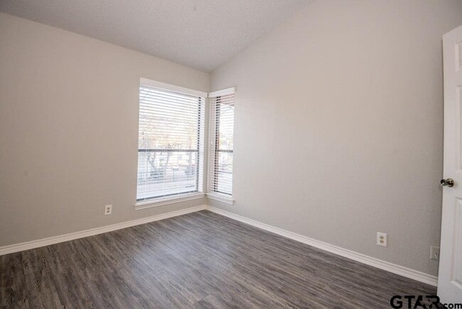 Building Photo - 5911 Hollytree Dr