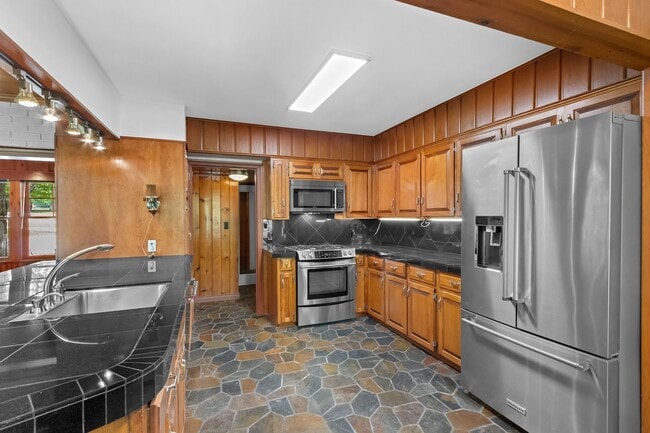 Building Photo - Unique, Charming and Spacious Fayetteville Home!