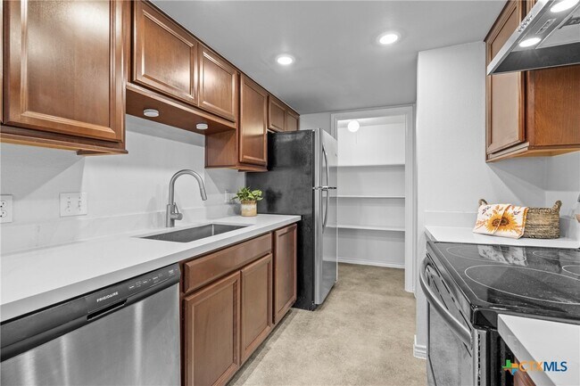 Building Photo - 8406 Lyndon Ln