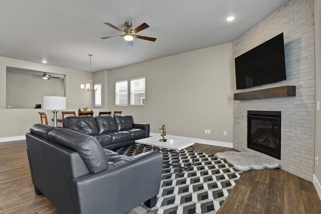 Building Photo - Single Family w/ Elegance