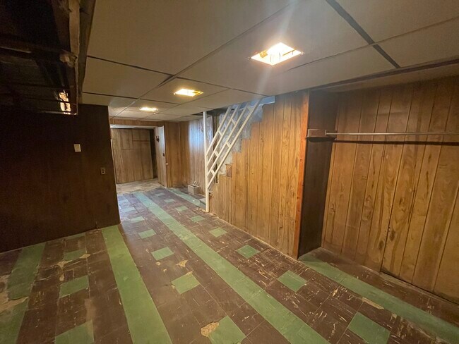 Building Photo - 1611 S Yewdall St