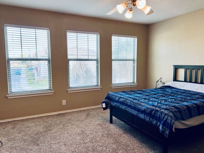 Building Photo - Two Bedroom Townhouse, Great Location!