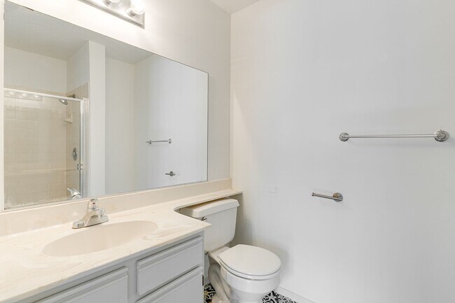 Building Photo - GUARD GATED 2 BEDROOM CONDO!