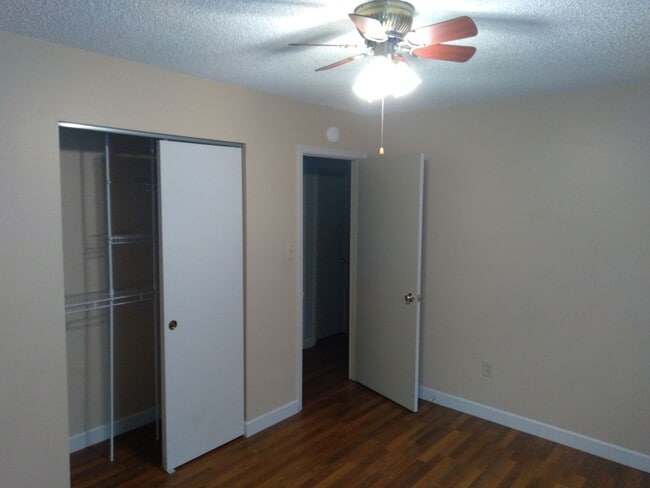 Building Photo - Cute 3 bedroom, 2 bath house with garage a...