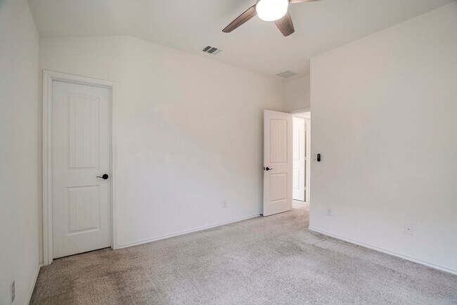 Building Photo - 516 Ayinger Ln