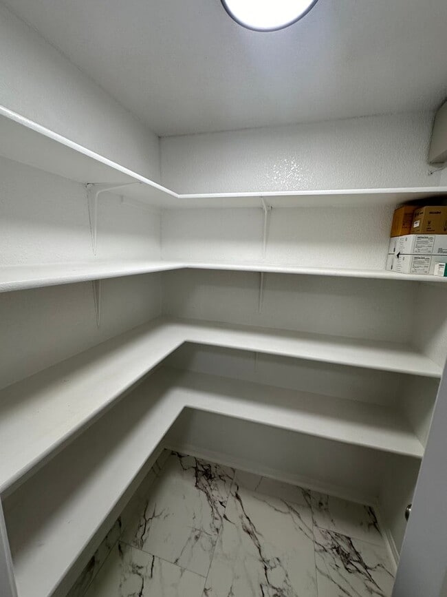 Building Photo - AVAILABLE NOW!!