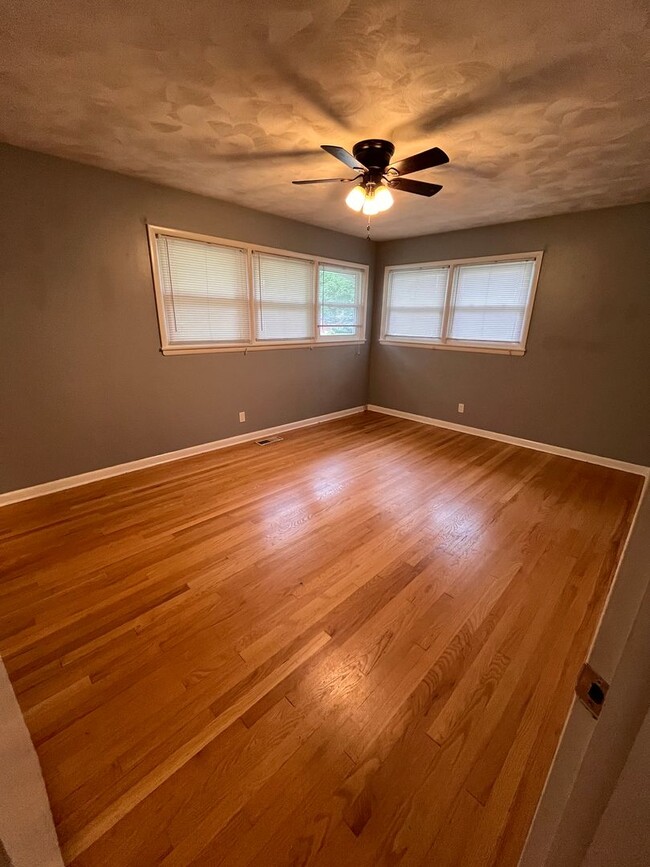 Building Photo - Upgraded 3 bed 2 bath large backyard