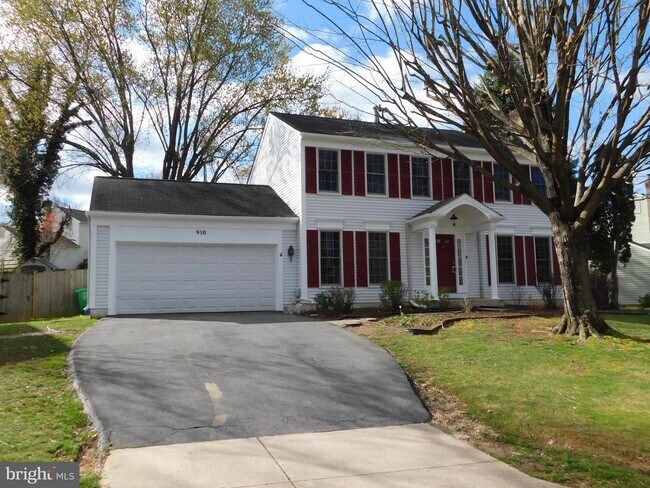 Building Photo - 916 Pointer Ridge Dr