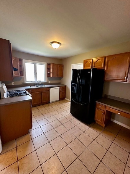 Building Photo - 320 North St