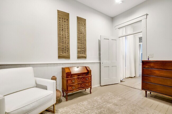 Building Photo - 925 E Madison St